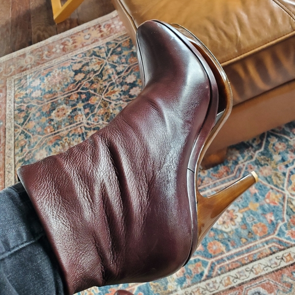 Beautiful Ferragamo Booties - Picture 14 of 15